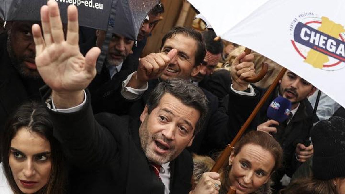 Lisbon (Portugal), 08/03/2024.- The president of the right-wing Party Chega Andre Ventura (C) takes part during a campaign Party, on the last day of the campaign for the legislative elections, in Lisbon, Portugal, 08 March 2024. More than 10.8 million Portuguese are expected to vote on 10 March 2024 to elect 230 deputies to the Portuguese Parliament. Eighteen political forces (15 parties and three coalitions) are running in these elections. (Elecciones, Lisboa) EFE/EPA/MIGUEL A. LOPES