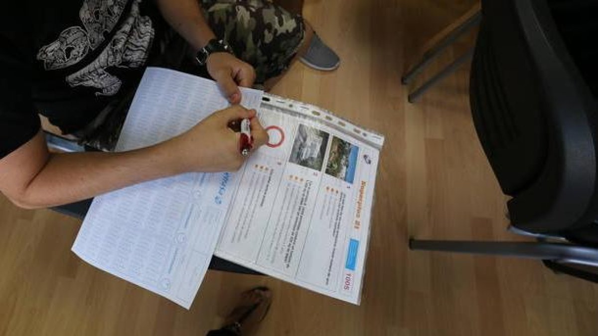 Un joven realiza un test teórico para obtener el carné de conducir.