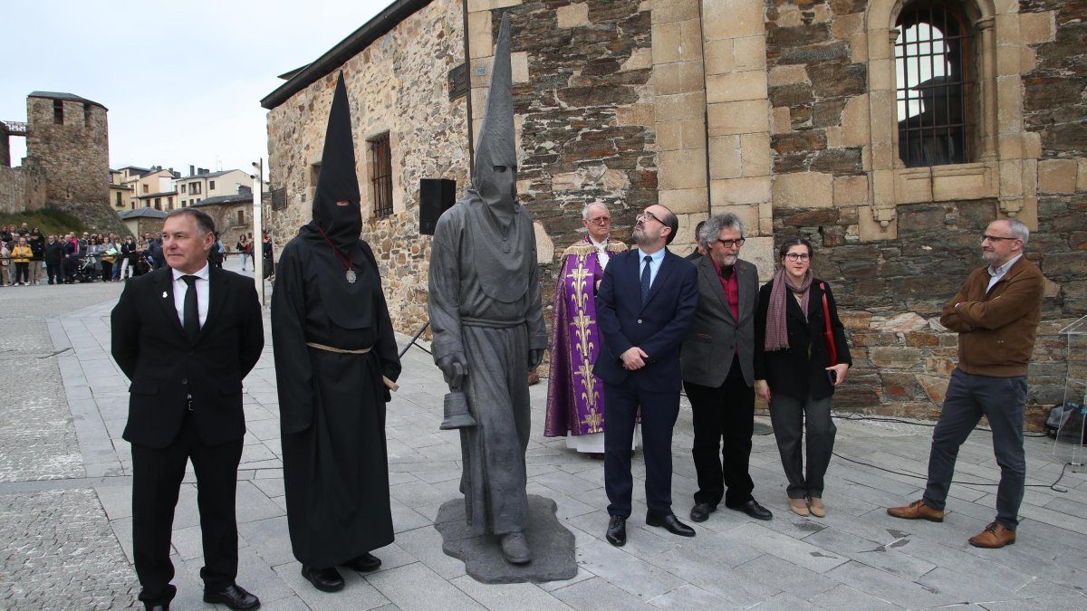 Fernández y Vicente Parra, flanquean la estatua del Lambrión junto a De Cela, Morala, los escultores Bañuelos y Triana y Olegario Ramón. L. DE LA MATA