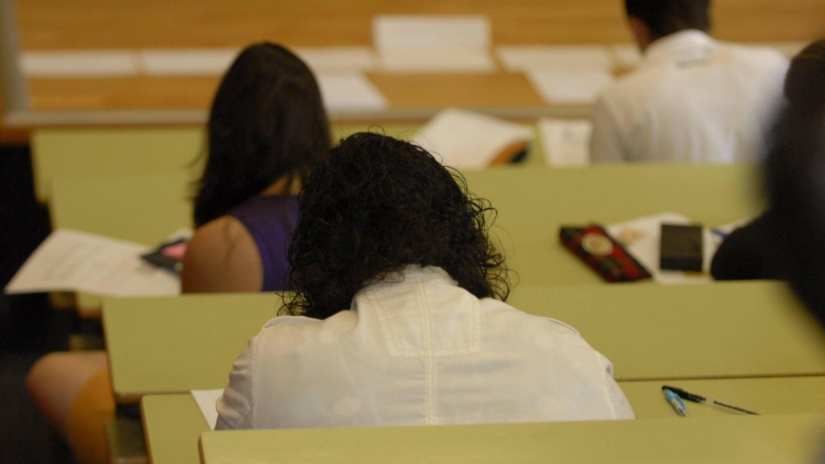 Jóvenes estudiantes en un aula de la Universidad de León.