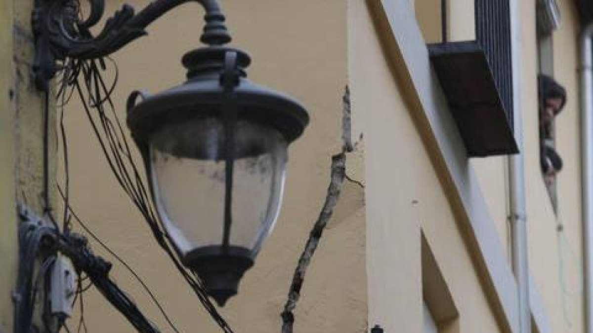Fachada dañada en la esquina de la calle Mulhacín con Santa Cruz