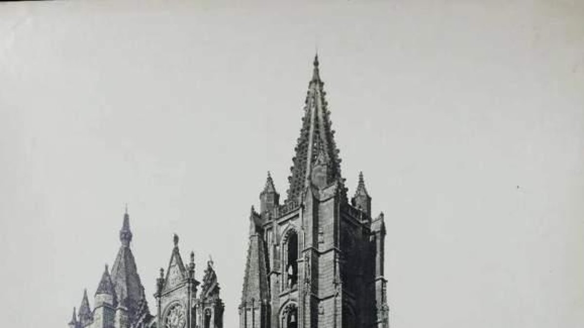 Imagen de la Catedral de León durante la magna, donde se aprecian los  andamios.  J. LAURENT