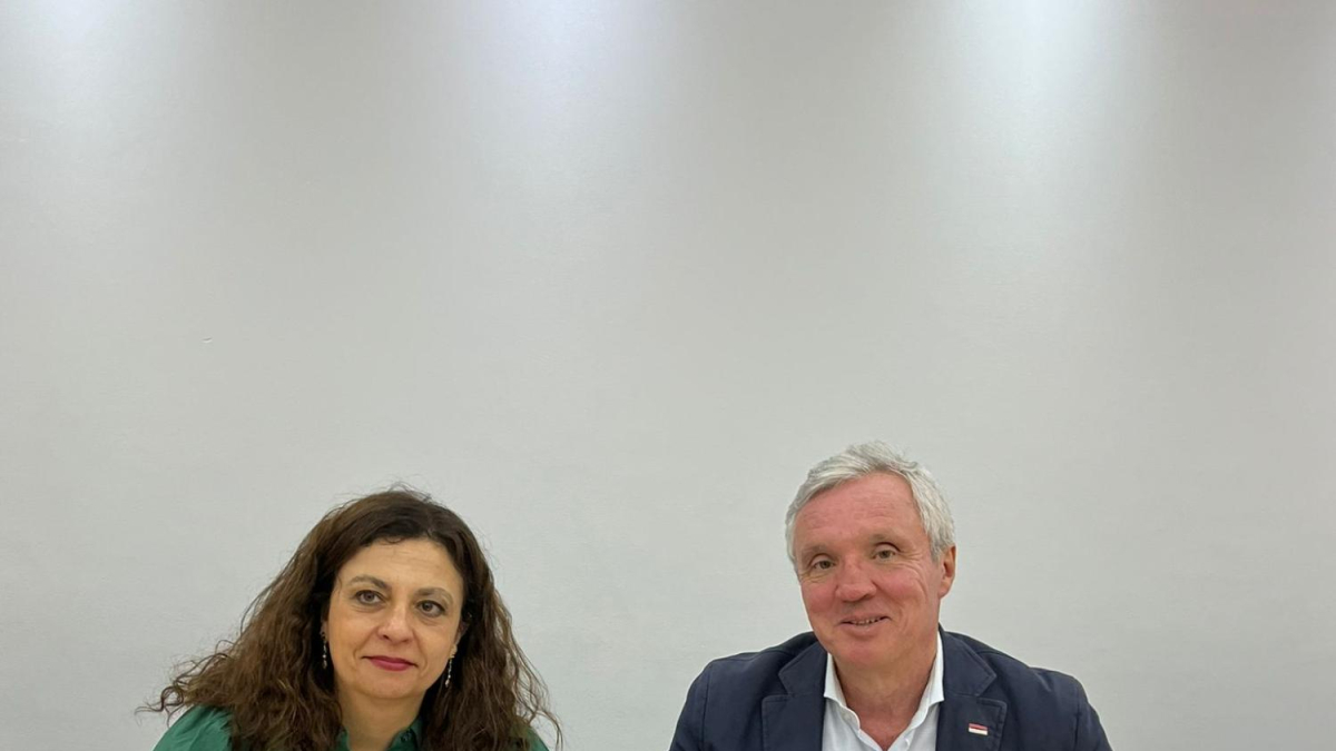 la concejala de Turismo, Mercedes Escudero, y el presidente de la Confederación Española de Agencias de Viajes.