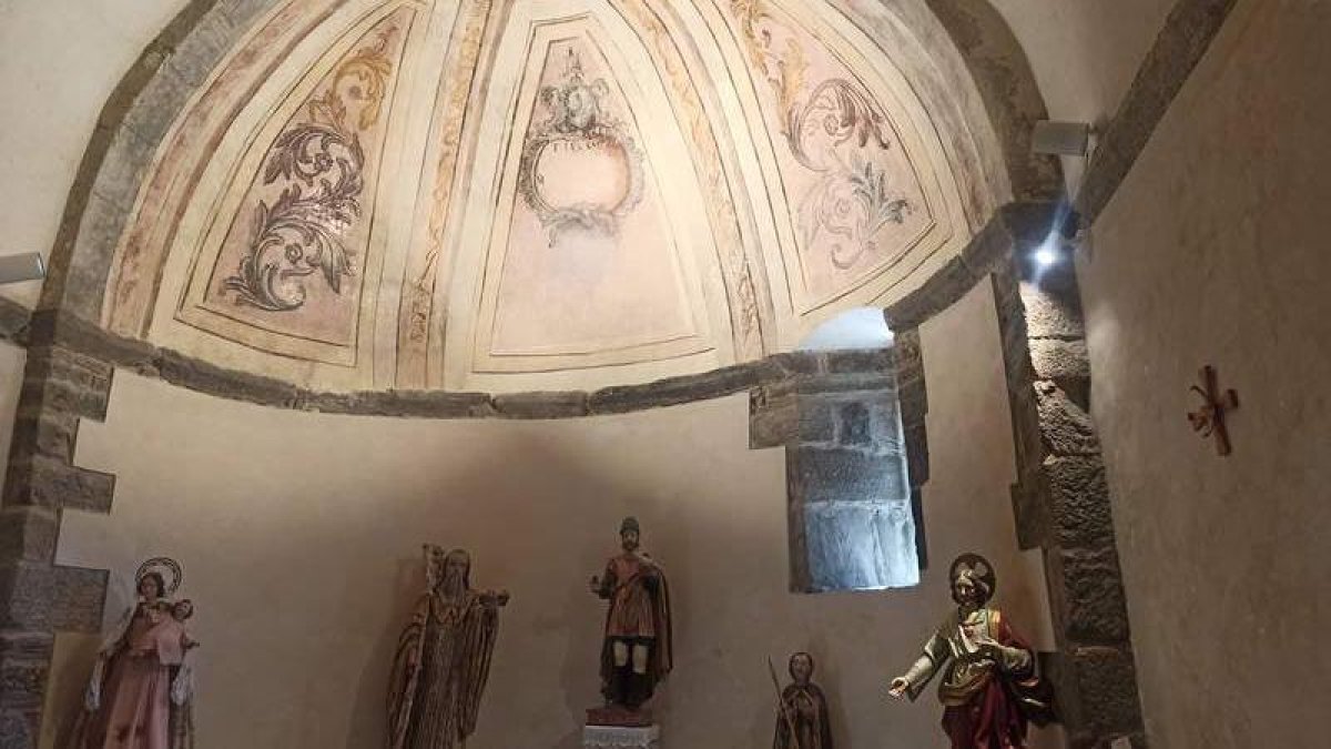 Detalle de las pinturas murales restauradas en la iglesia de San Julián de Robles de Laciana. VANESSA ARAUJO