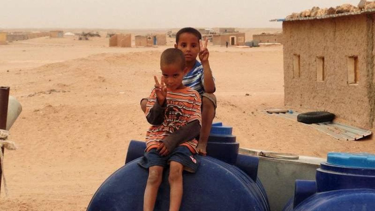Dos niños saharauis en el campo de refugiados. J. F. SALVADORES