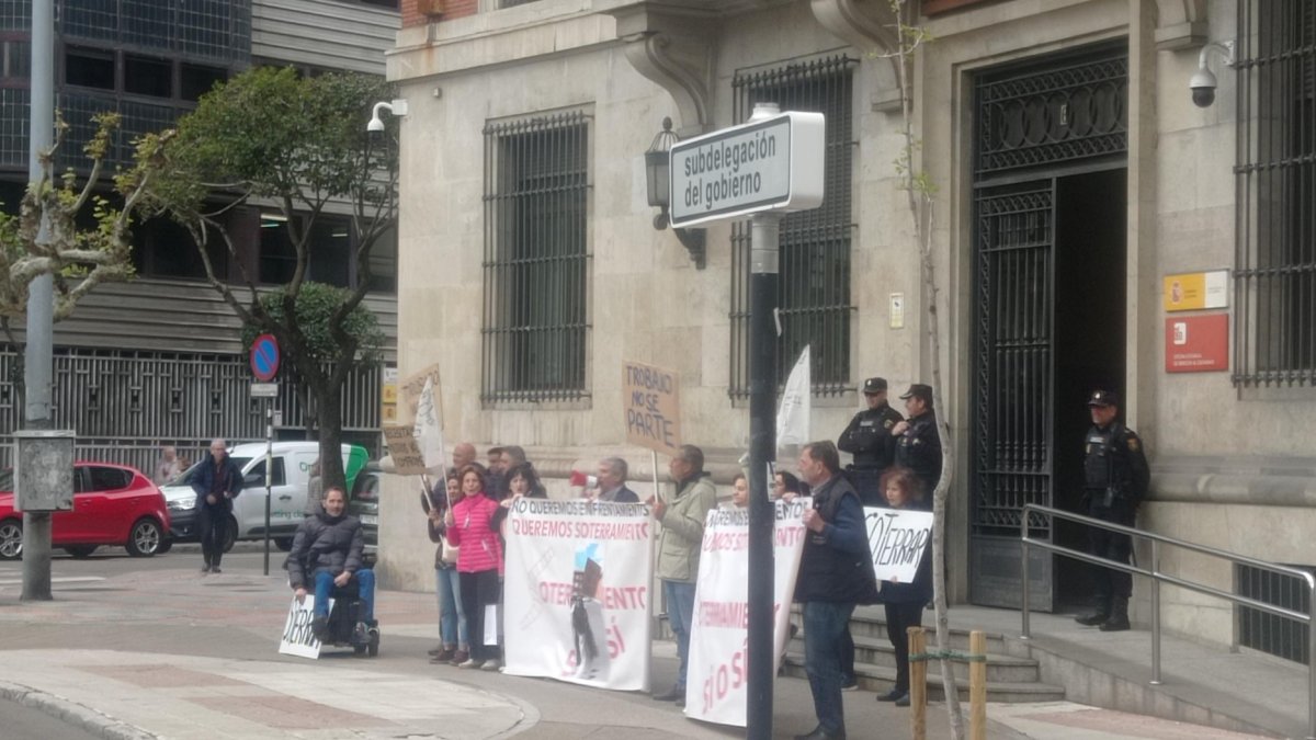 La plataforma por el soterramiento de Trobajo, ante la subdelegación del Gobierno