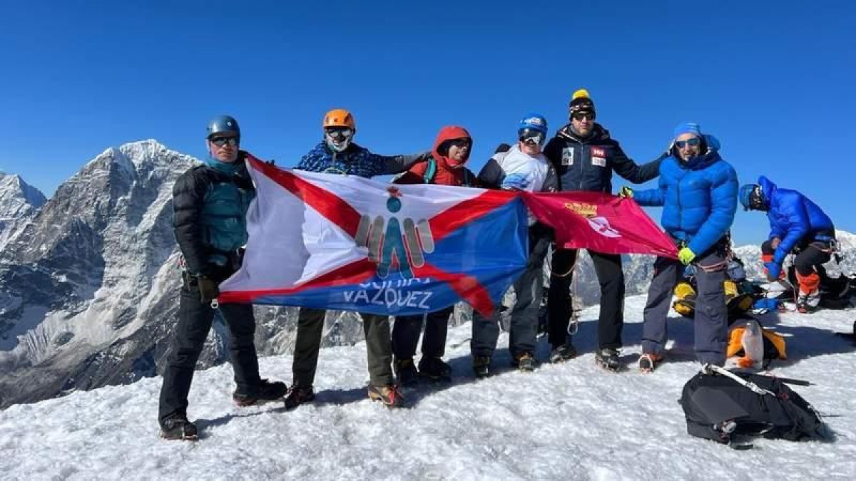 Los expedicionarios, en el Lobuche Peack, de 6.120 metros. DL