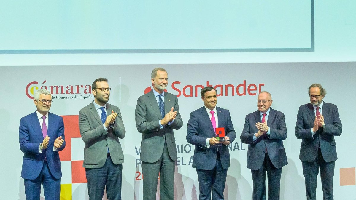 Francisco Carro, junto al rey, tras recibir el galardón.