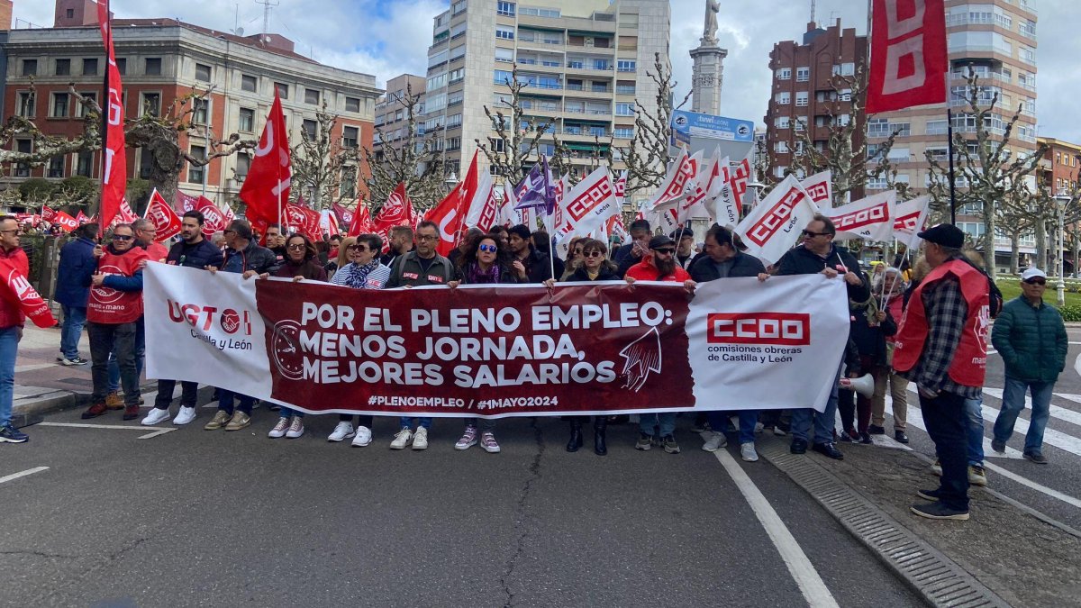 Cabecera de la manifestación celebrada esta mañana en León en defensa de los derechos de los trabajadores.
