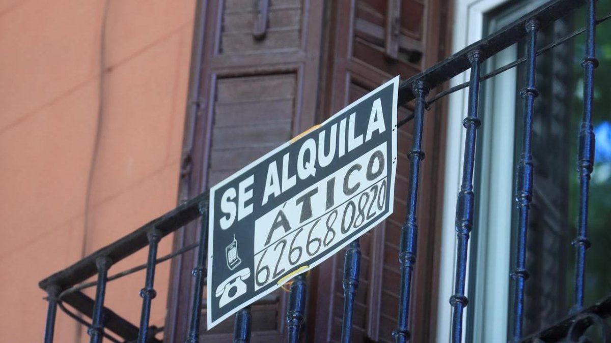 Vista de un cartel de alquiler de vivienda en una imagen de archivo. 