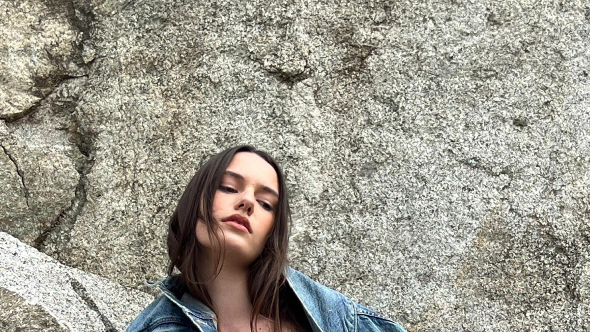 Las siluetas rectas de tiro medio siguen siendo tendencia para la moda casual. Foto cedida por Andesites.