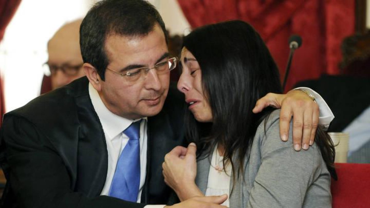 La policía Raquel Gago es consolada por su abogado Fermin Guerrero tras la lectura del veredicto por parte del jurado.