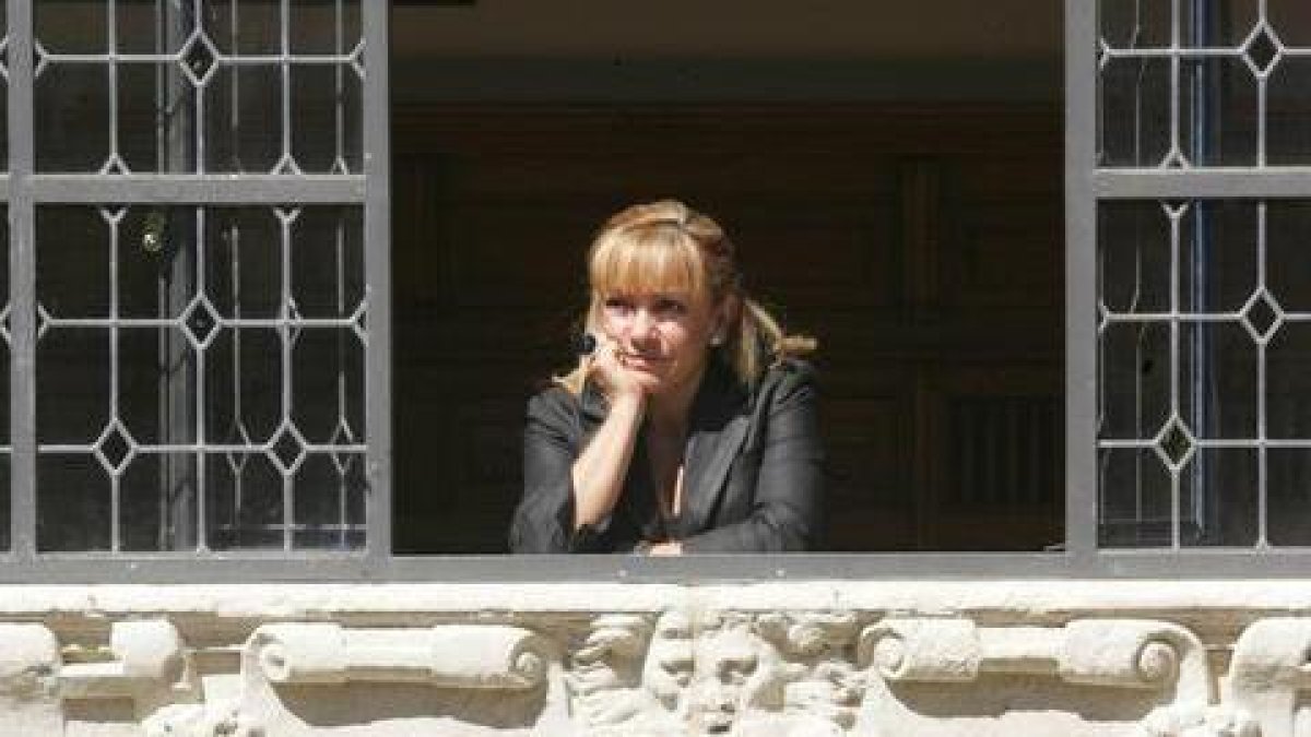 Isabel Carrasco, asomada a la ventana de su despacho en el Palacio de los Guzmanes.