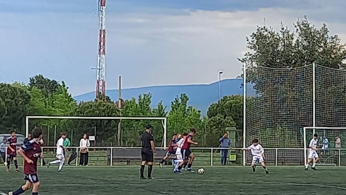 Partido infantil Gimnástica Segoviana-Cultural en el que el árbitro, en el centro de la imagen, expulsó a un futbolista del equipo leonés por un presunto insulto racista.
