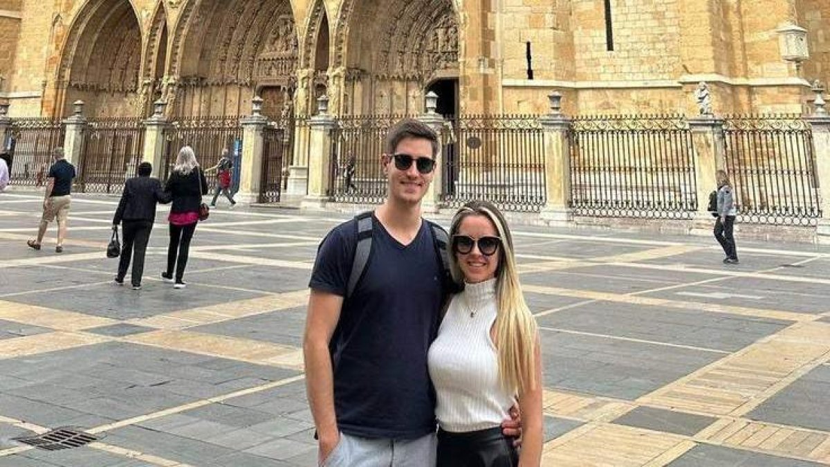 Renata Royo con su esposo en 2023, con el que celebrará su matrimonio en León en junio.  DL