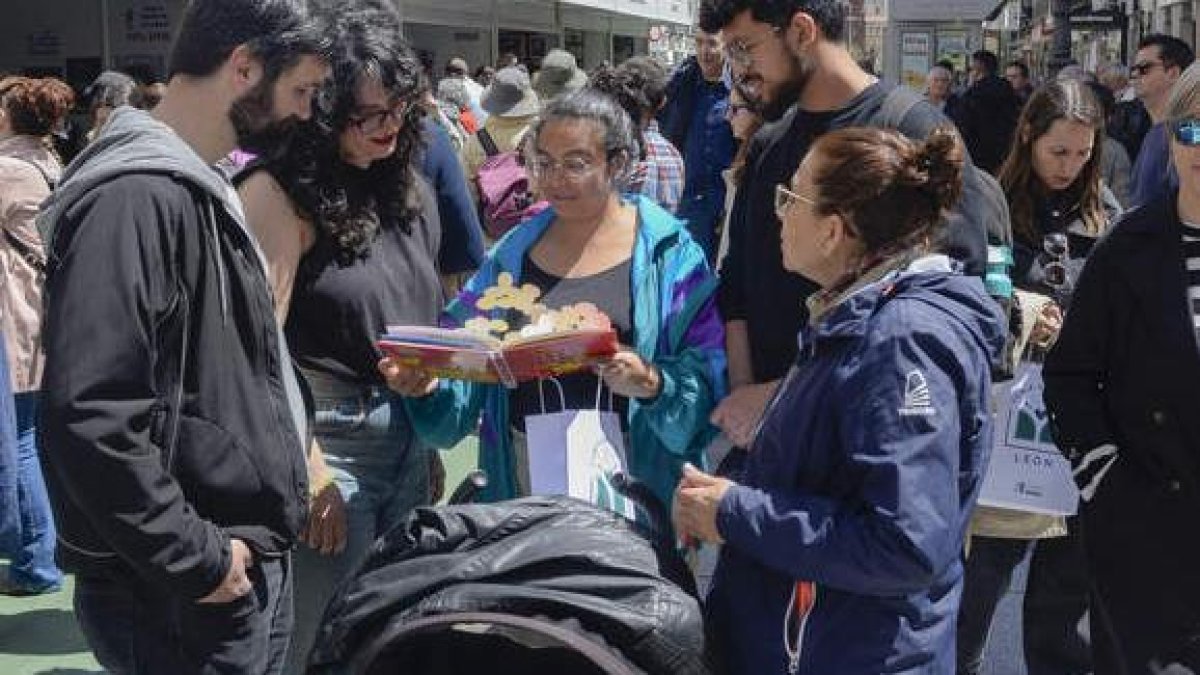 Los visitantes a la feria, compradores y observadores, prestaron atención a la amplia oferta de libros.  MARÍA FUENTES