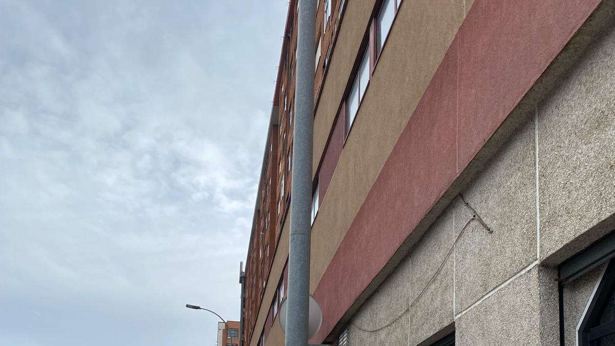 Farolas en medio de Moisés de León