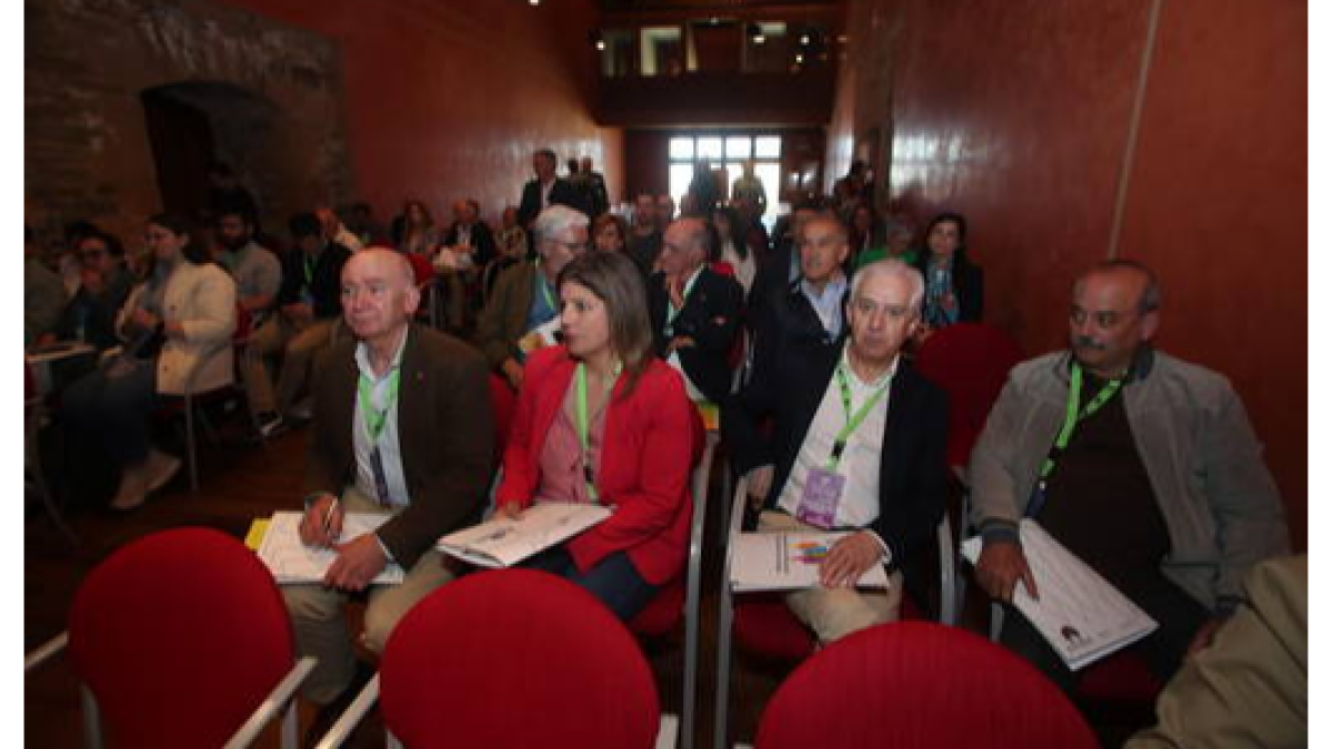 En el Castillo se unieron representantes de 56 municipios del centenar de ayuntamientos de cinco comunidades.