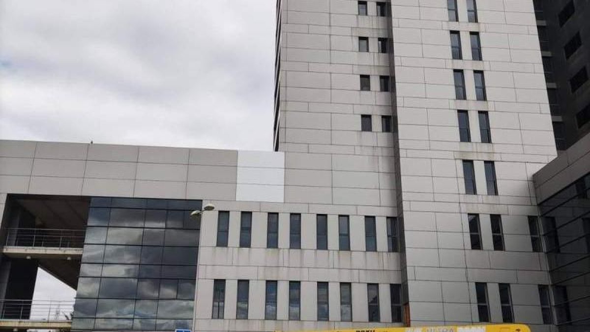 Fachada del Hospital Universitario de León.