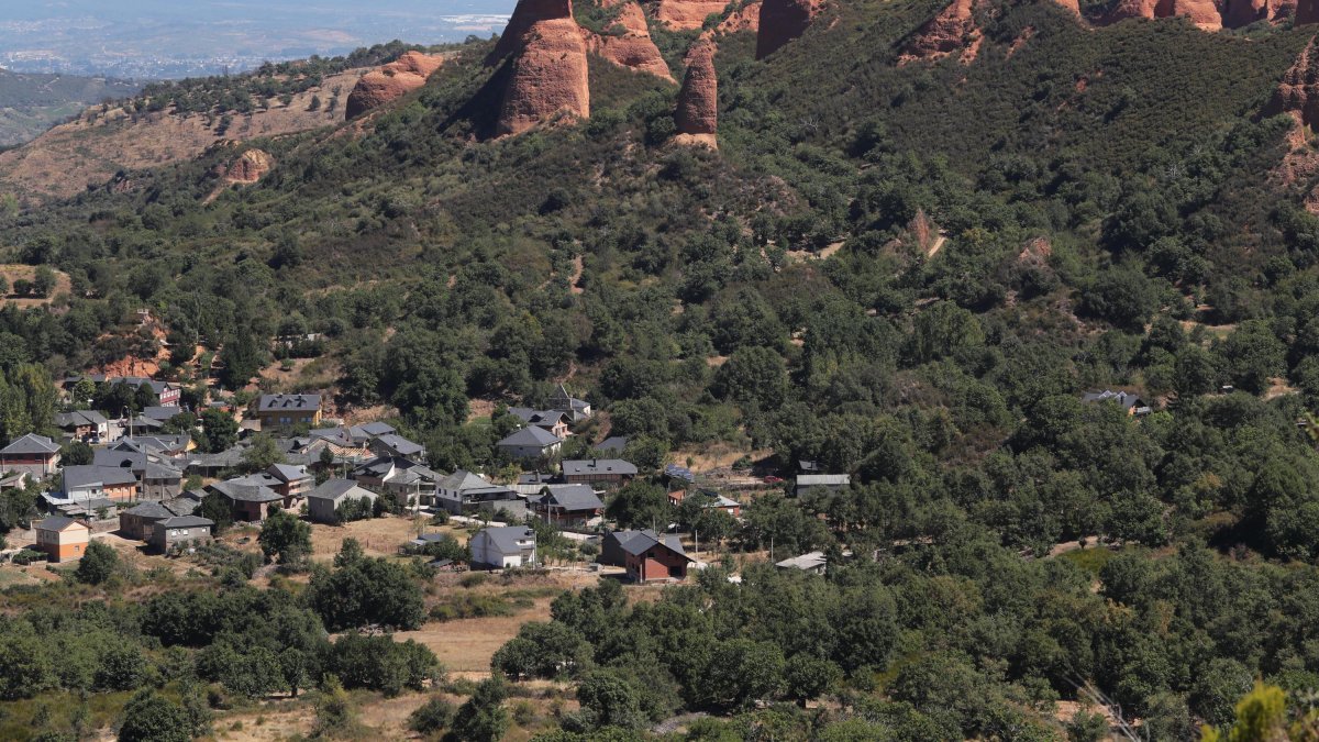 La localidad de Las Médulas, a los pies de la zona arqueológica.