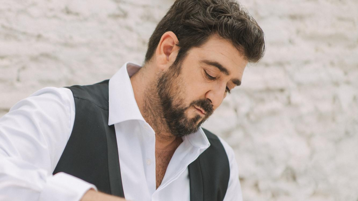 Antonio Orozco en una imagen promocional del vino elaborado con Dominio de Tares.