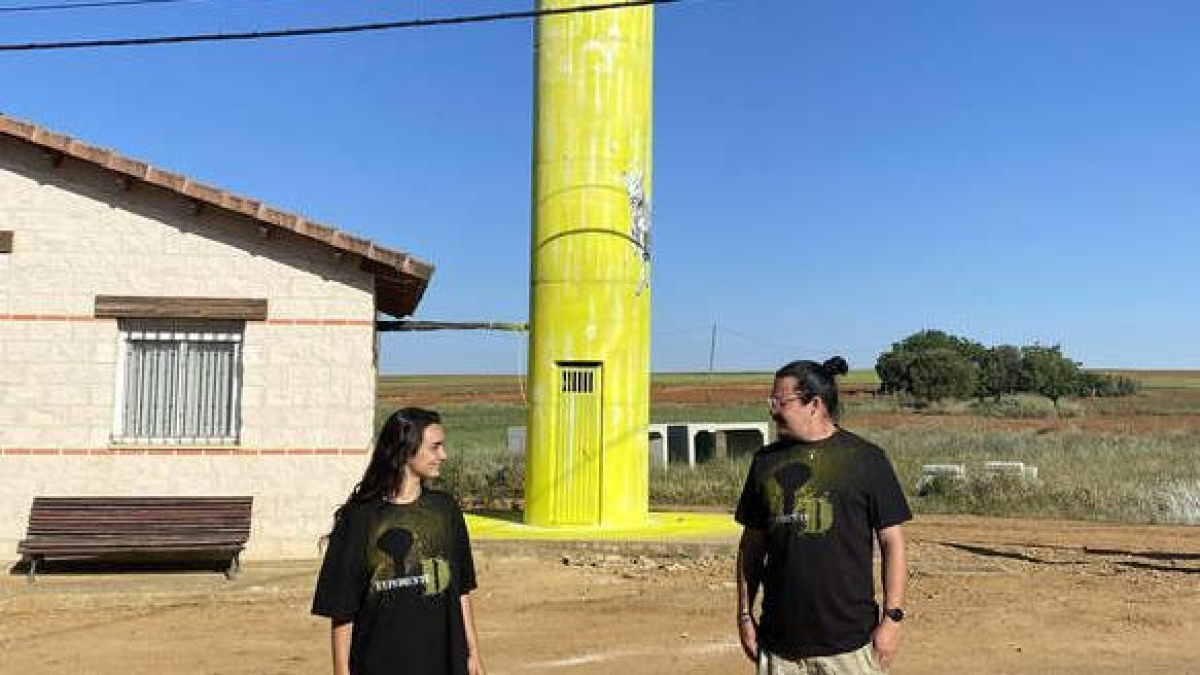 Raquel Moledo y Sergio Canga son los artífices de ‘Expediente D’ una ruta por depósitos de agua en los que van a pintar ovnis. ICAL