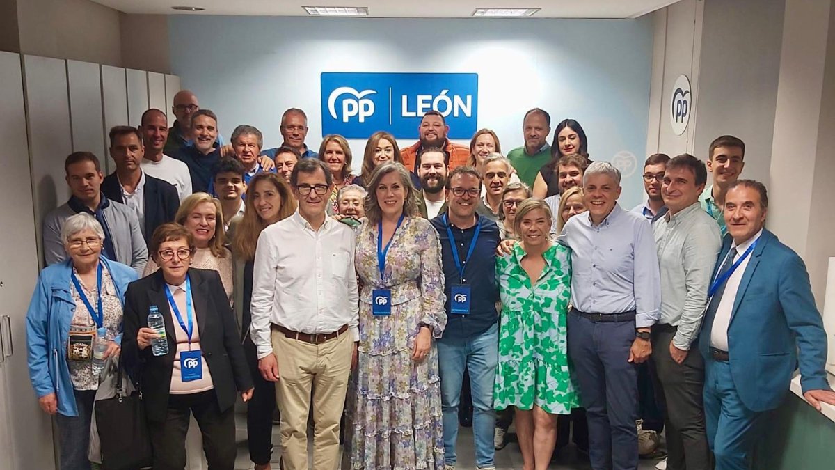 Foto de familia con apoderados e interventores en la sede del PP.