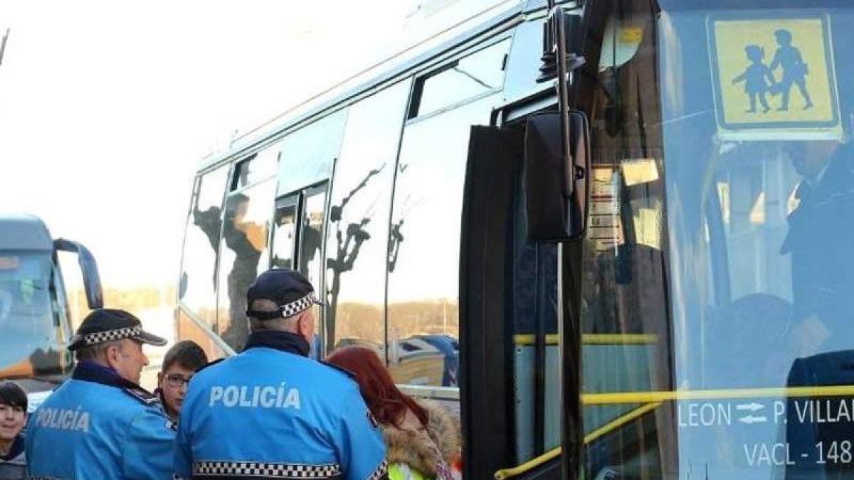 Imagen de archivo de la Policía Local vigilando el transporte escolar.