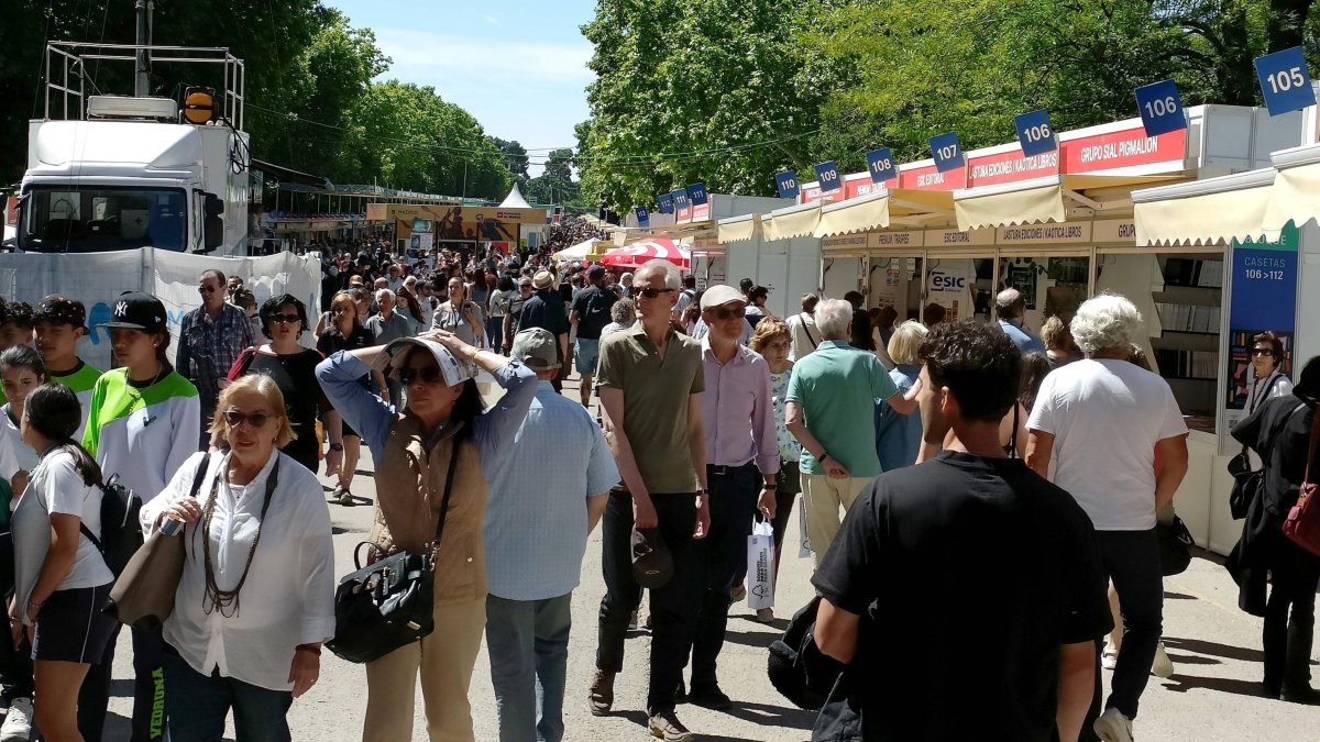 La Feria del Libro reúne a miles de personas en torno a los libros.