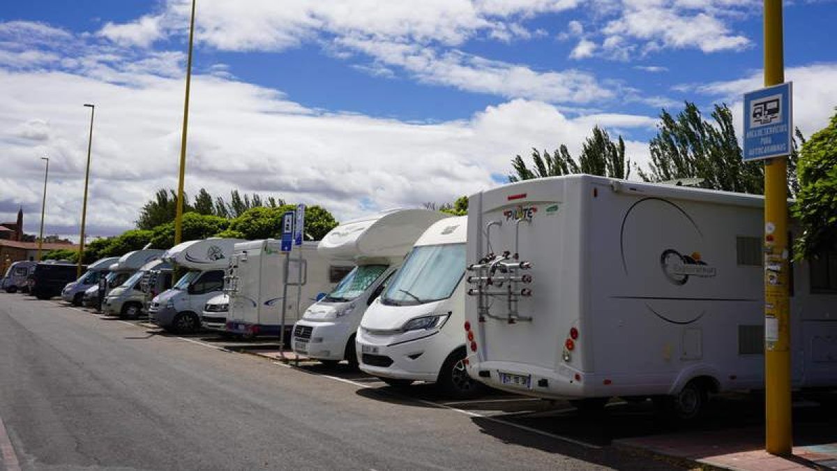 Parking de autocaravanas junto al río Bernesga, en León capital.