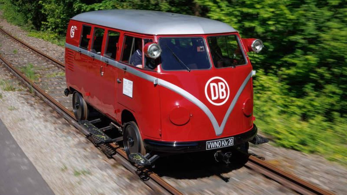 Sobre raíles. La colección histórica de Volkswagen acaba de incorporar una curiosa
versión ferroviaria del icónico Bulli.