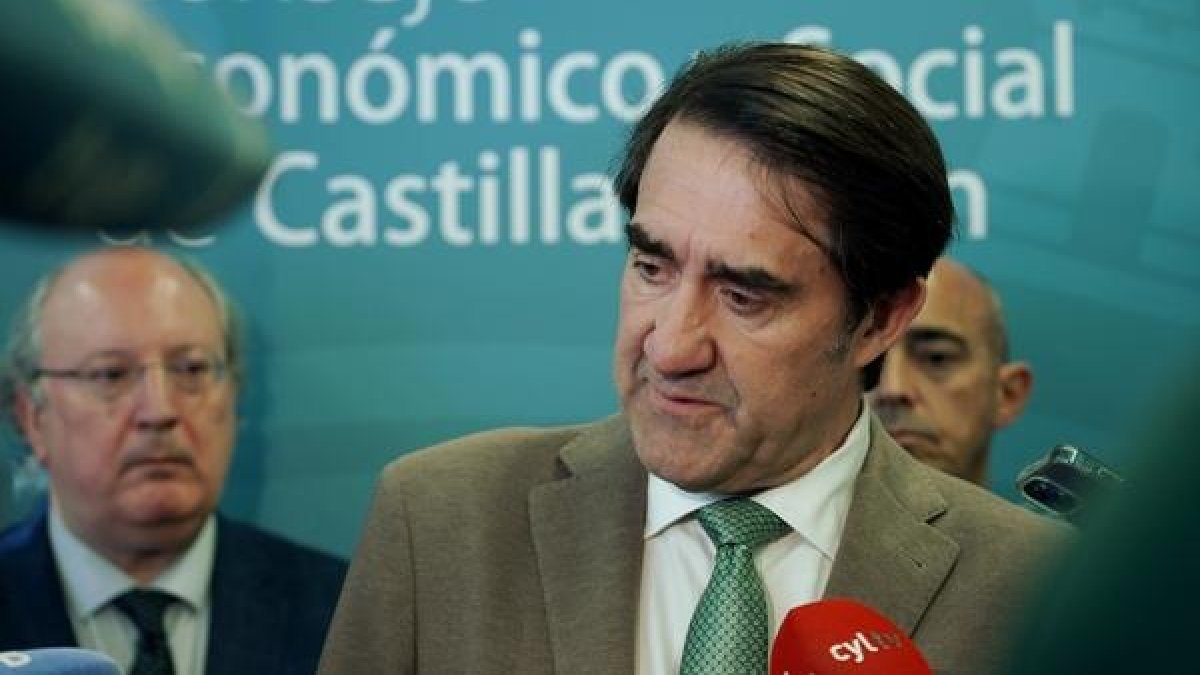 El consejero de Medio Ambiente, Vivienda y Ordenación del Territorio, Juan Carlos Suárez-Quiñones, participa en la jornada sobre exclusión residencial en el Consejo Económico y Social (CES), organizada por Cruz Roja, Fundación Intras y Cáritas de Castilla y León, en colaboración con la Junta de Castilla y León.