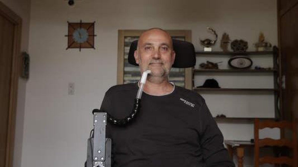Urbano González-Urzapa, con las camisetas de baloncesto y la que ‘viste’ ahora por la ELA.  FERNANDO OTERO