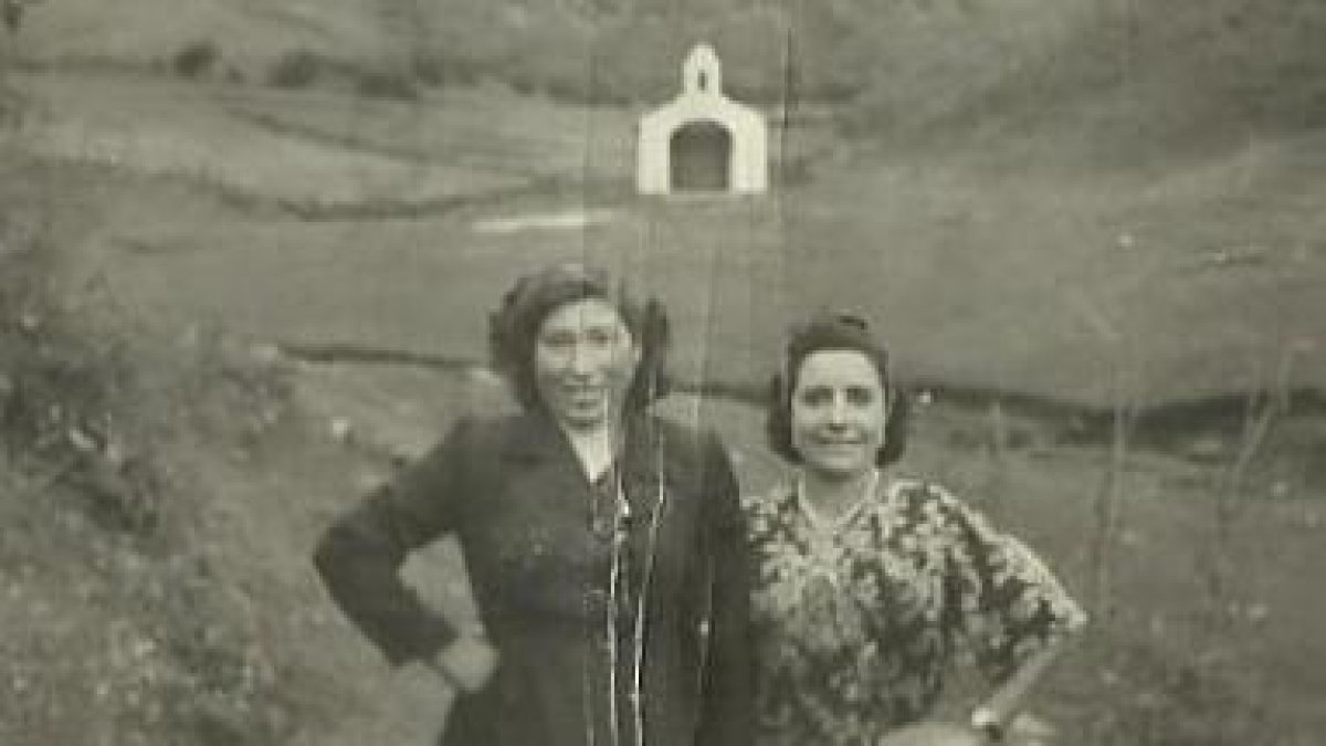 Hortensia Mateos y su tía María a finales de los años cincuenta o principios de los sesenta, con la ermita de San Pedro al fondo.
