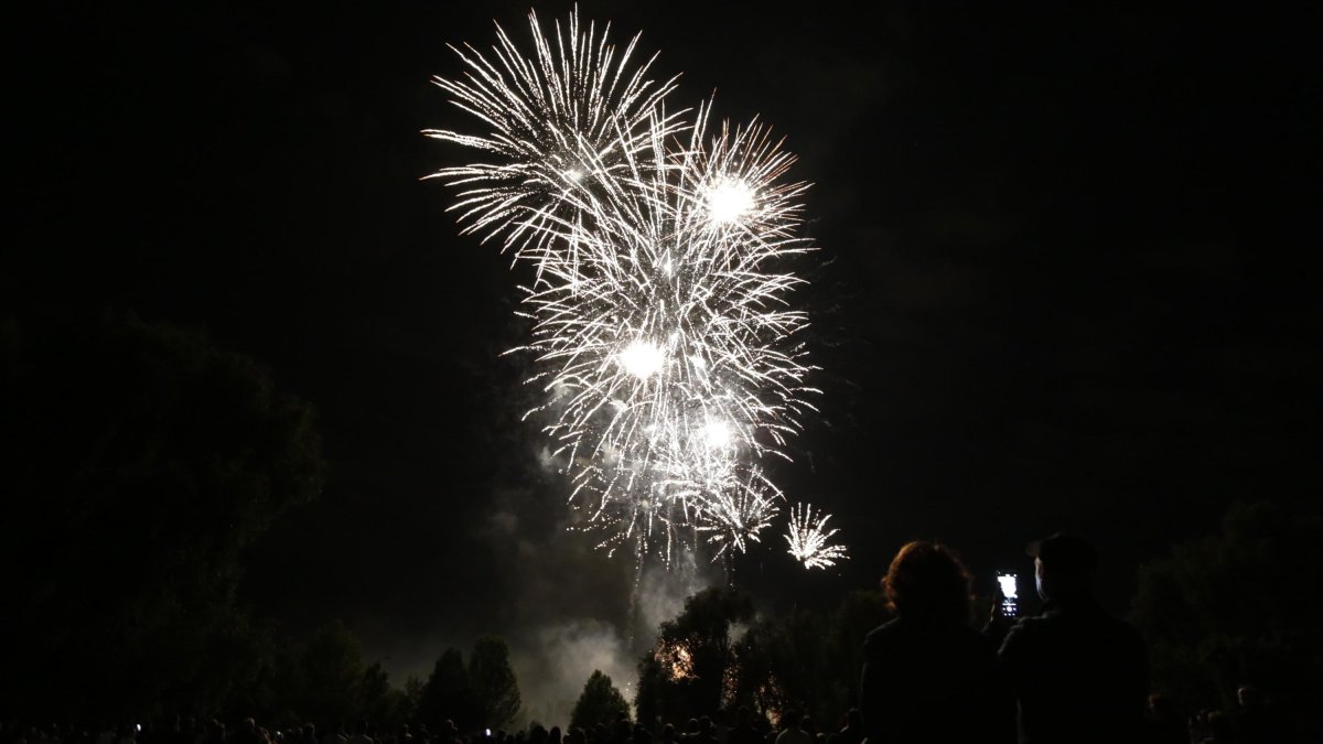 El espectáculo pirotécnico y la hoguera cumplen el ritual de San Juan, que este año será novedoso.