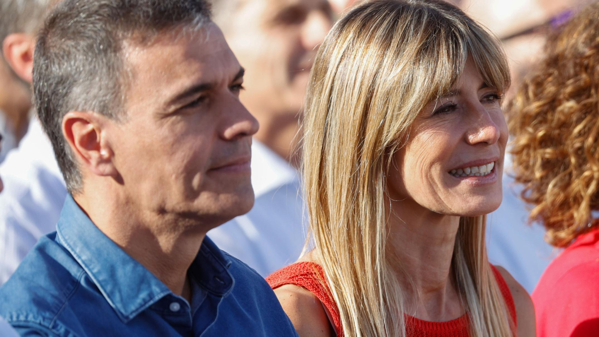 El presidente del Gobierno, Pedro Sánchez, junto a su esposa, Begoña Gómez.