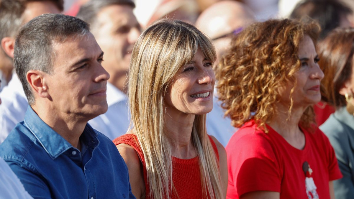 El presidente del Gobierno, Pedro Sánchez, junto a su esposa, Begoña Gómez.