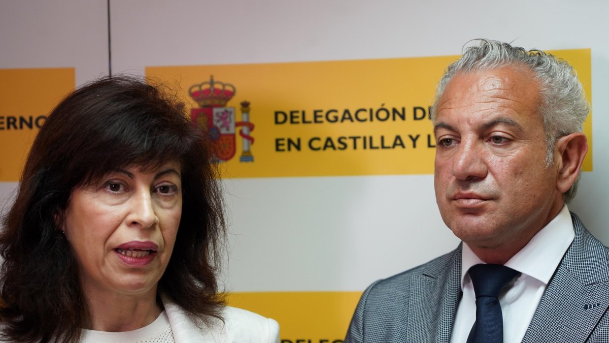 La ministra de Igualdad, Ana Redondo, junto al delegado del Gobierno en la comunidad, Nicanor Sen, esre sábado.