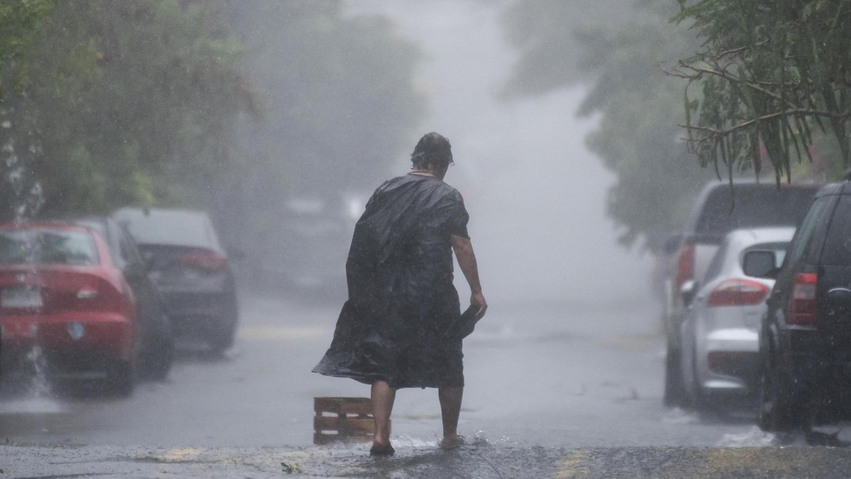 Una persona camina bajo la lluvia en una imagen de archivo.