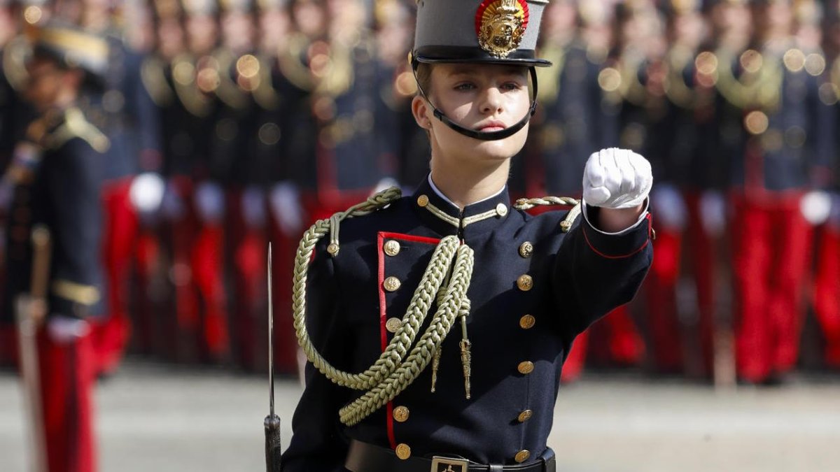 La princesa de Asturias, Leonor de Borbón, desfila antes de jurar bandera con el resto de los cadetes de su curso en una ceremonia oficial celebrada en la Academia Militar de Zaragoza y presidida por su padre, el rey Felipe VI. EFE/Javier Cebollada