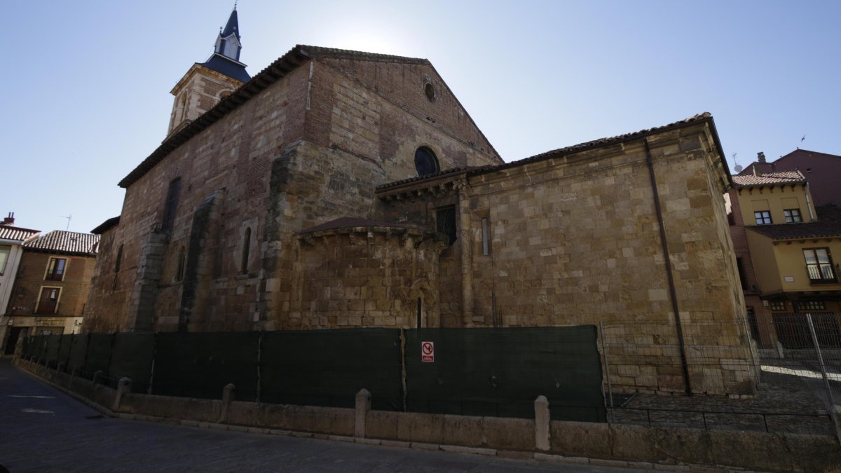 Ya han colocado la valla de obras y la próxima semana la igleisa del Mercado estará forrada de andamios.