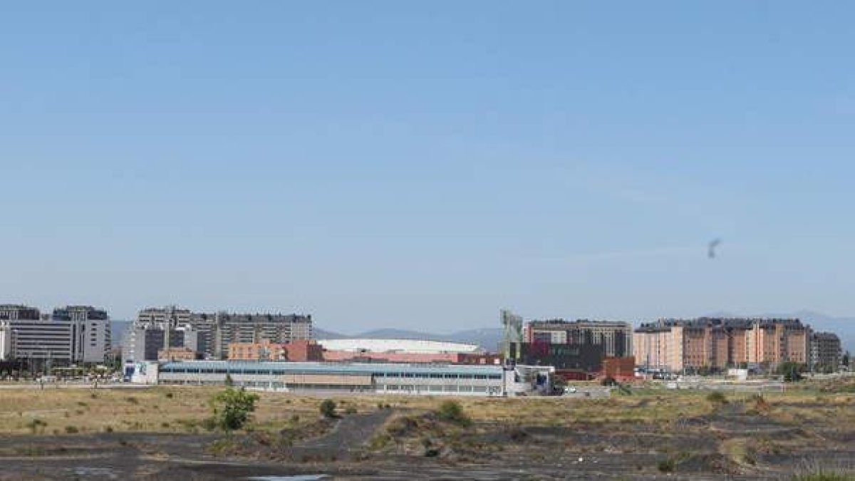 Terrenos de la antigua montaña de carbón sobre los que se está actuando.  ANA F. BARREDO