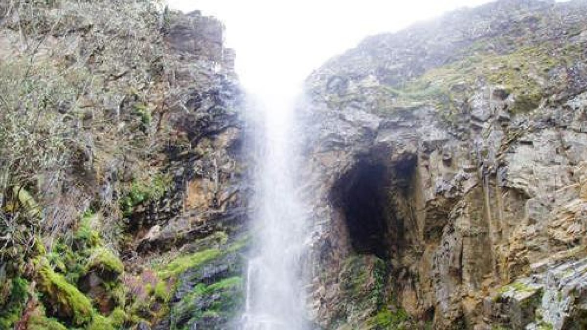 Los paisajes leoneses son pura naturaleza. Una mezcla de relieve y corrientes de agua que crean una imagen majestuosa de la que se puede disfrutar tanto de forma individual como en familia.