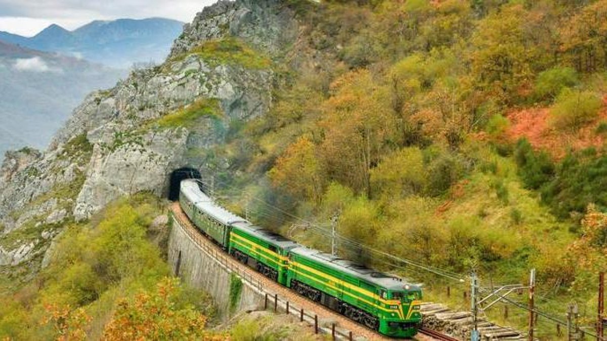 El tren histórico de Alsa, «Rampa de Pajares», en su paso por la montaña.