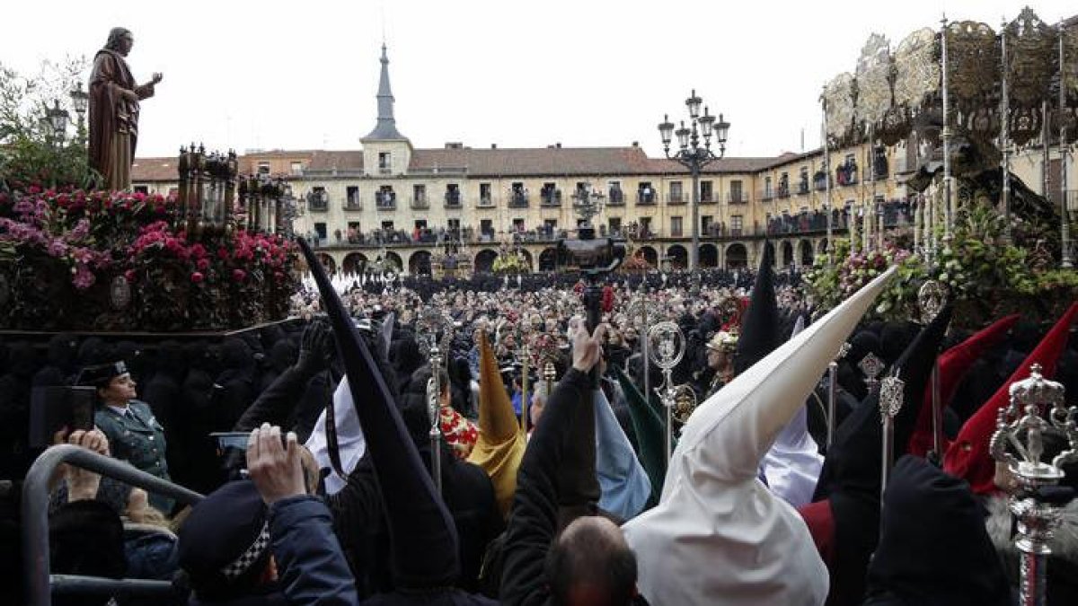 El Encuentro de la procesisón de los Pasos en la plaza Mayor depende de las obras.