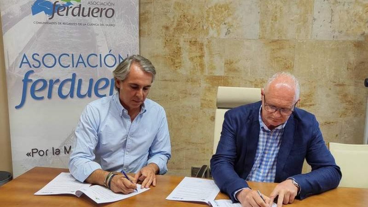 Carlos Reviejo y Eloy Baílez en la firma del convenio.  DL