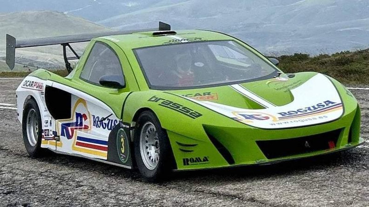 José Alonso Lombardía con su Lombardía LMB01.  MÉDULA SPORT