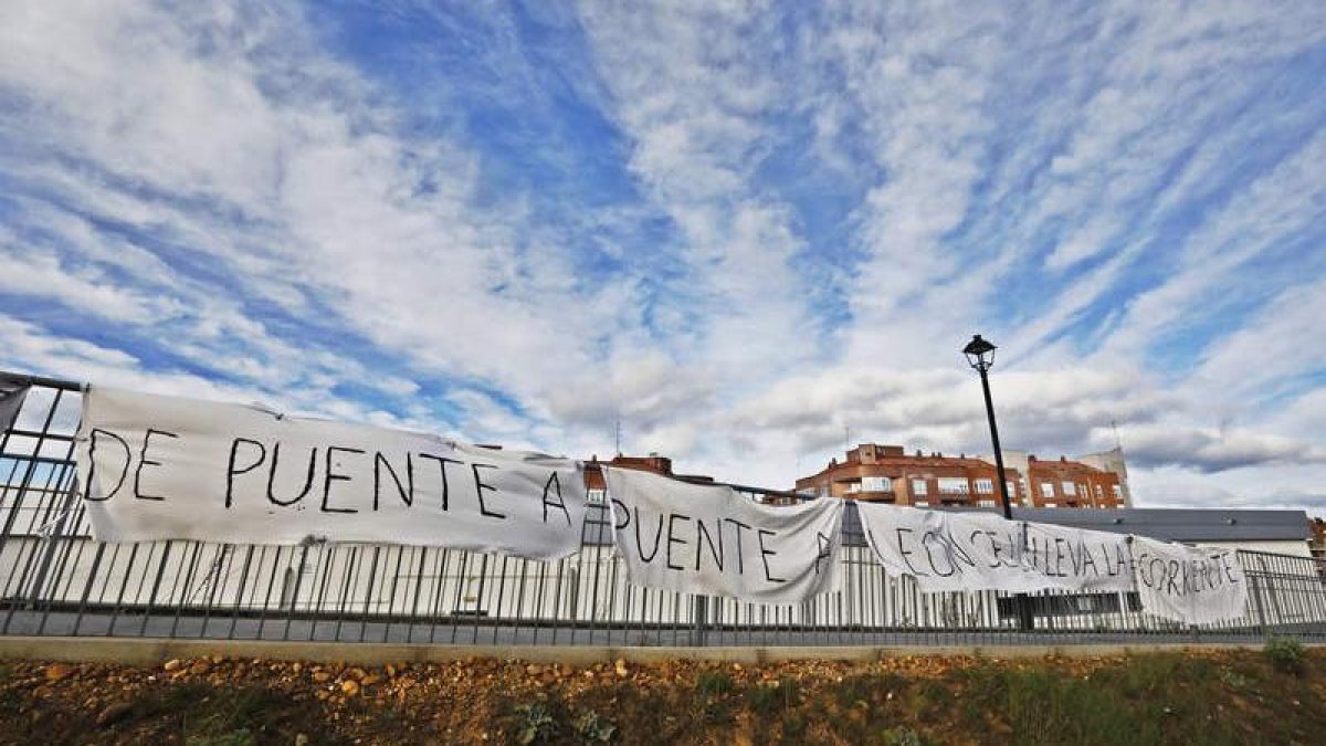 Una de las pancartas por el soterramiento en Trobajo.