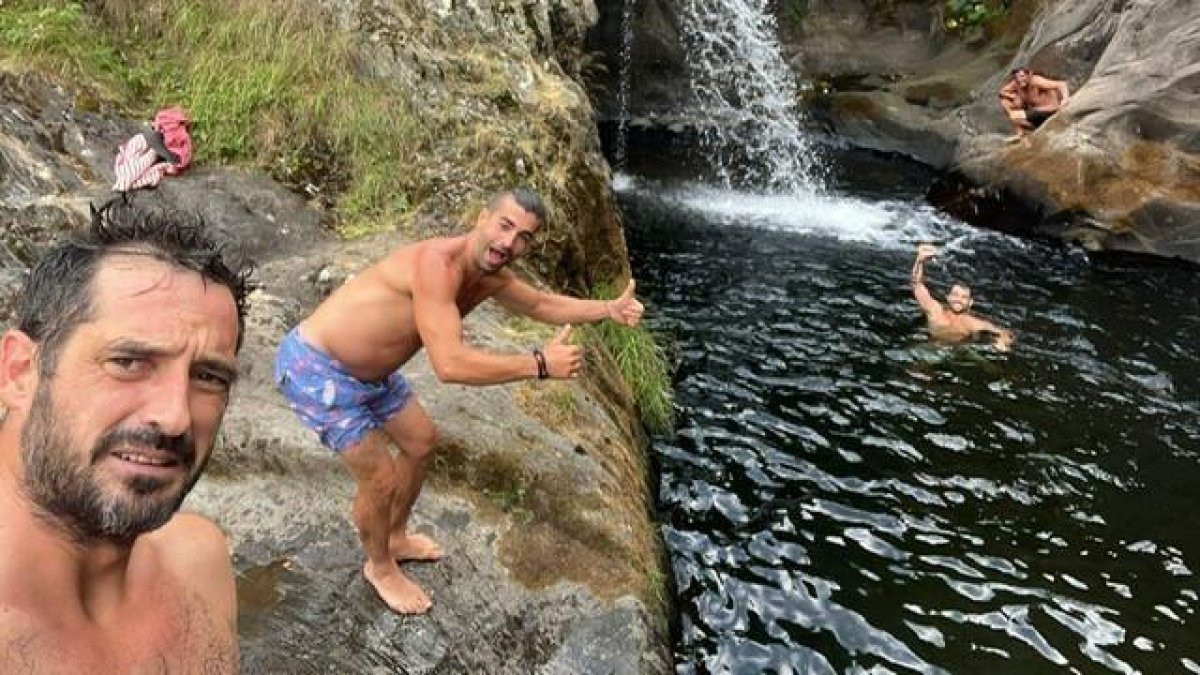 Joseba Arguiñano disfrutando de León con familia y amigos, en 2022.