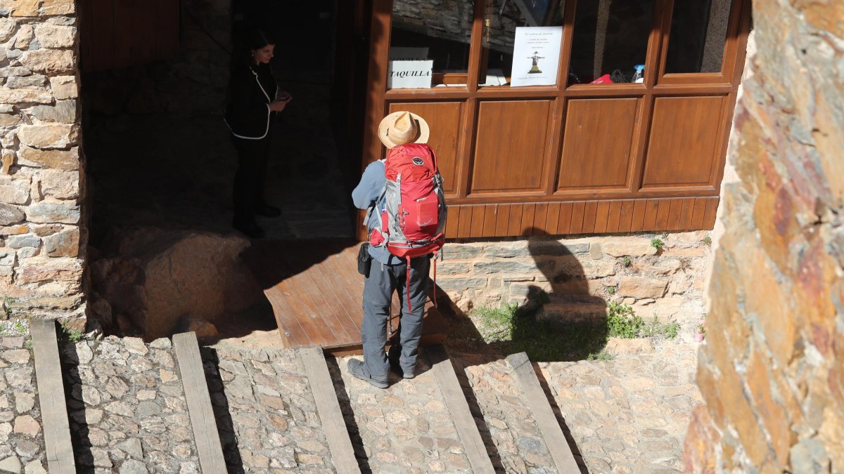 Un peregrino este verano en el Camino de Invierno, en la puerta del Castillo de Cornatel.